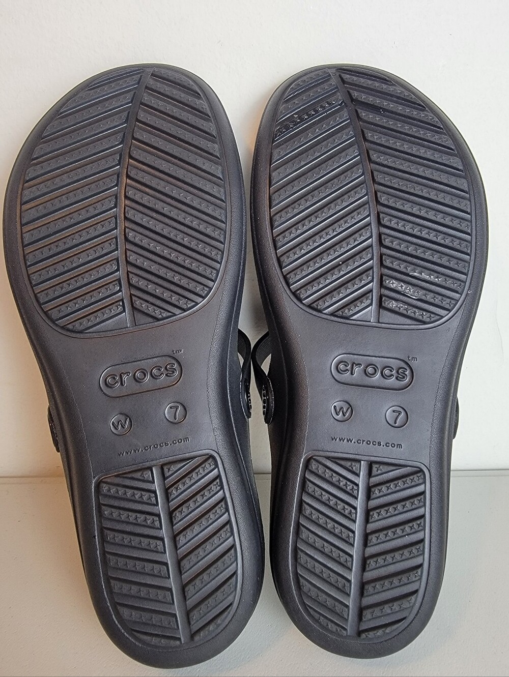 Crocs Sanrah Liquid Metallic Wedge Flip Flops Sandals Black/Silver Womens Sz 7 - Picture 8 of 10